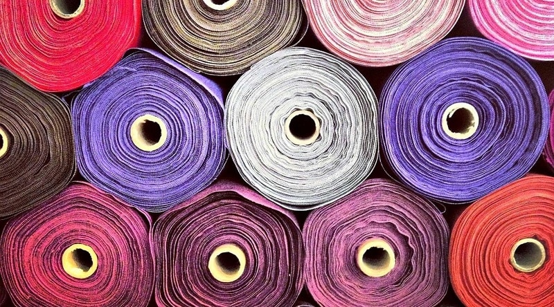 Quelles sont les caractéristiques du tissu satin