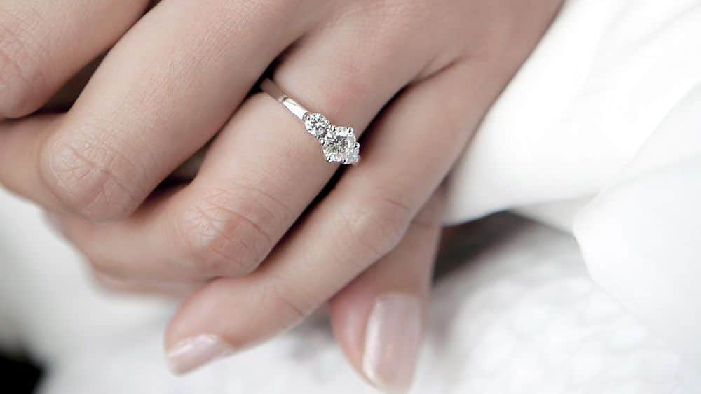 Bague de fiançailles à que doigt la mettre?